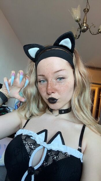 Ari  |  ariallen  |  princessariana07  |  princessariana