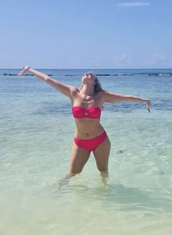 Charity Eden / Taylor Swift Impersonator