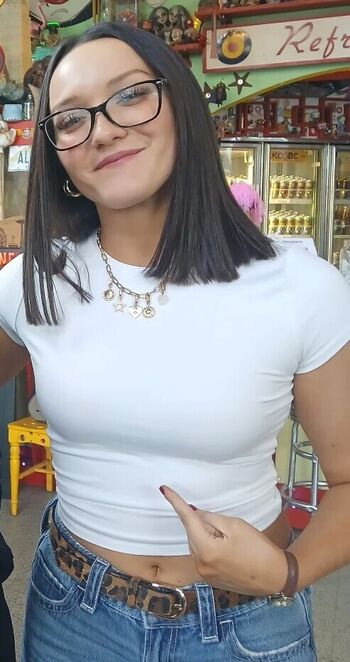 Izzy Moreno / ItsIzzyMania