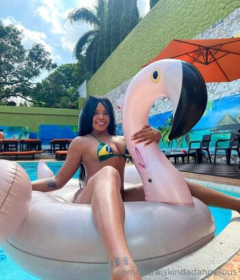 Full leaked Lauraiskindadangerous private onlyfans photo